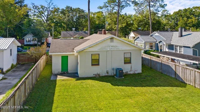 a view of a house with backyard and sitting area