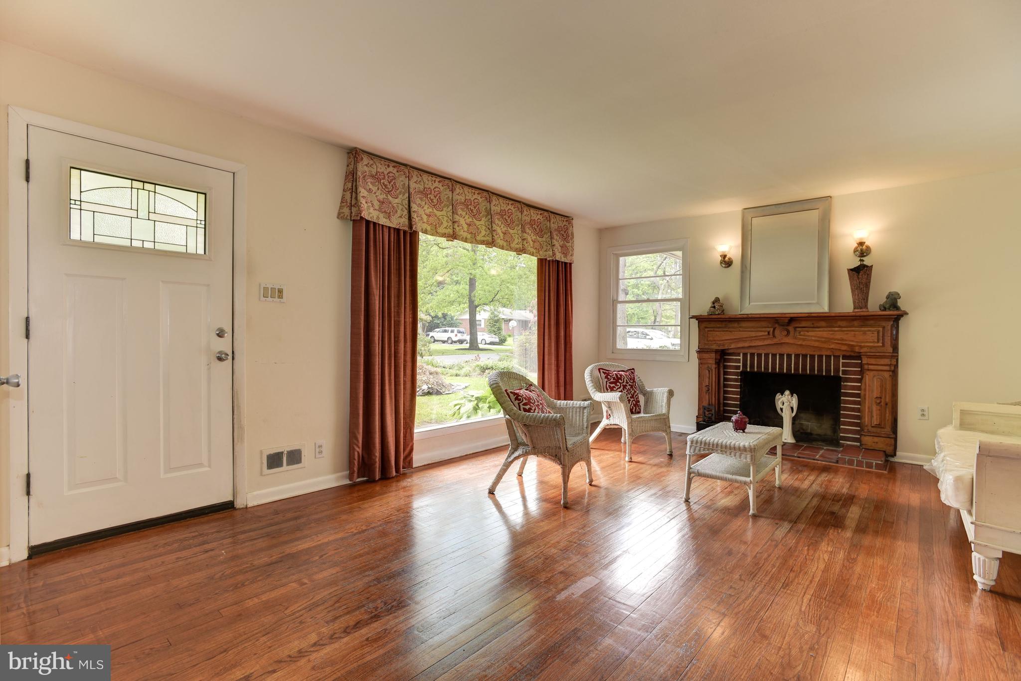 409 Dutch Ship Road Pasadena, MD 21122 - Photo 2 of 39 Living Room