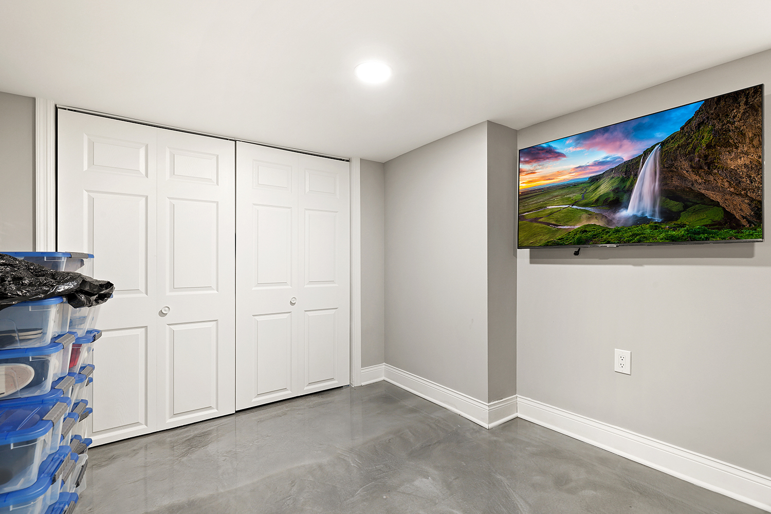 18433 Ridgewood Avenue Lansing, IL 60438 - Photo 16 of 26 an empty room with a painting on the wall