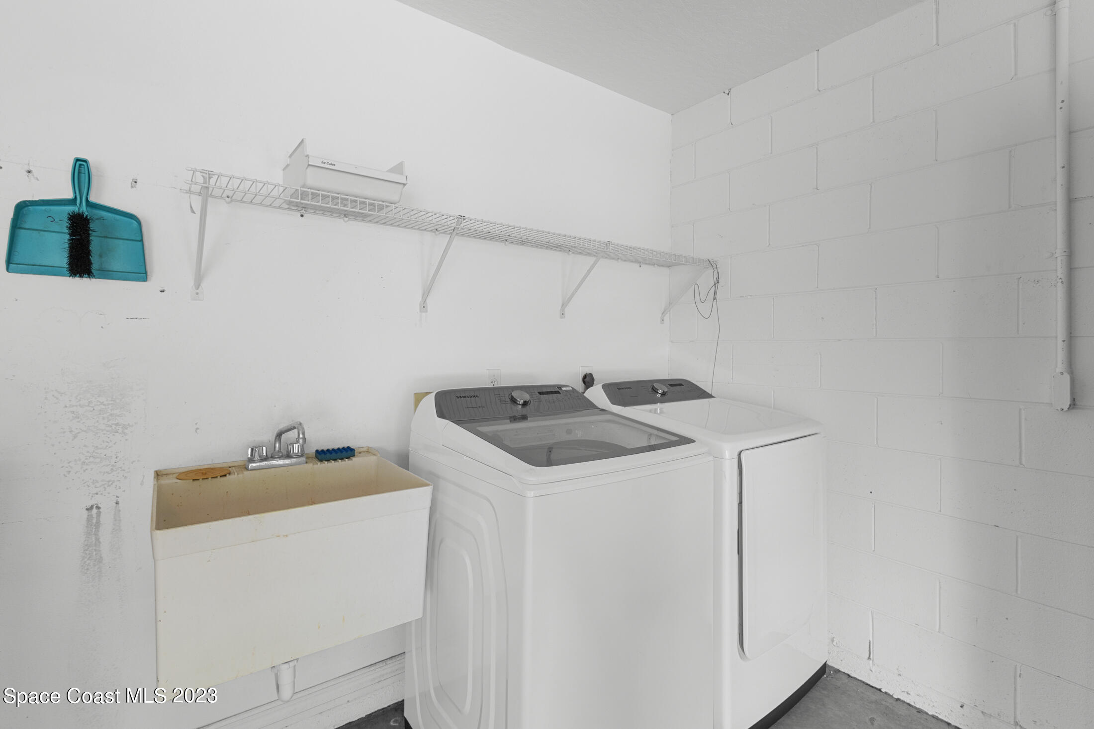 813 Cebu Place Melbourne, FL 32940 - Photo 19 of 25 a utility room with dryer and washer