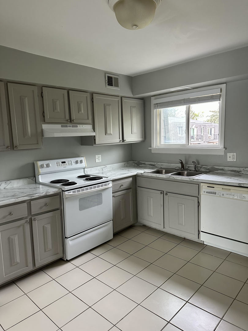 904 South Plum Grove Road, Unit 301 Palatine, IL 60067 - Photo 7 of 17
