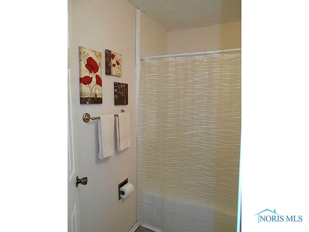 5851 Grisell Road Oregon, OH 43616 - Photo 11 of 19 Full Bath.
