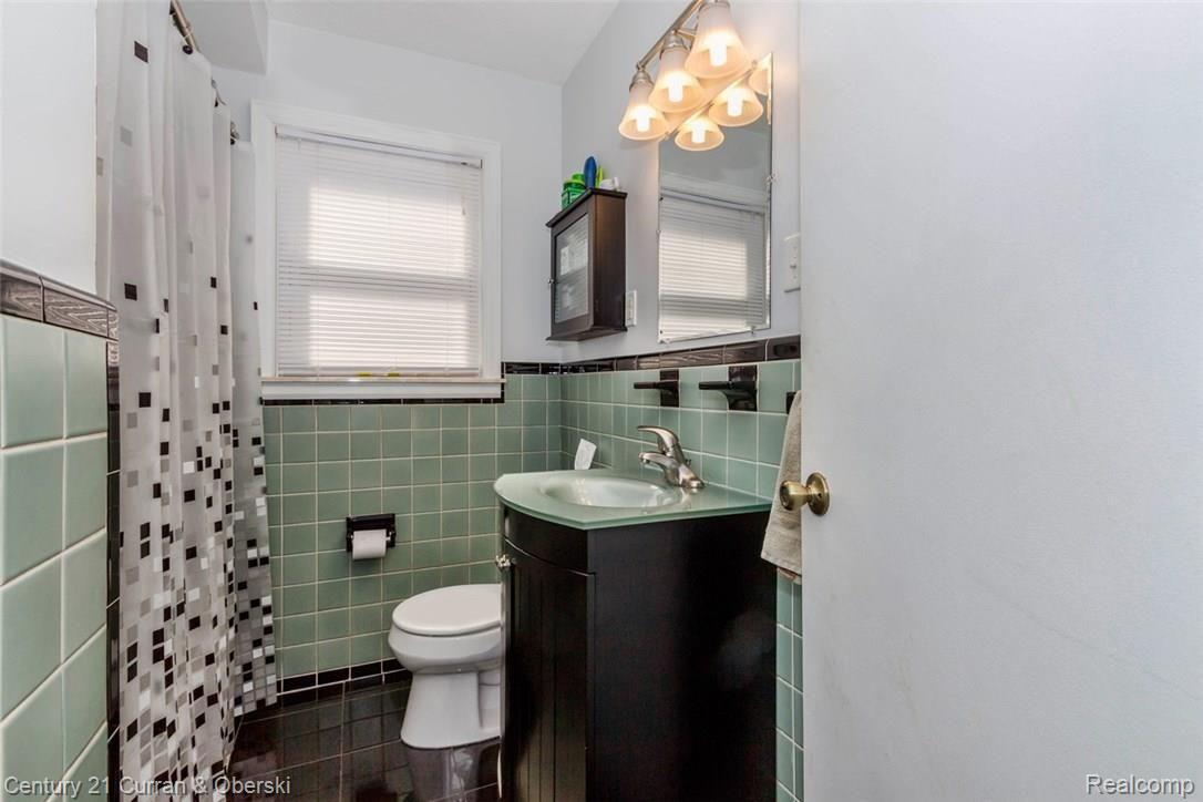 13438 Rosedale Street Southgate, MI 48195 - Photo 9 of 32 Bathroom