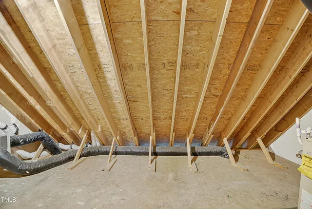 a view of entryway with a balcony
