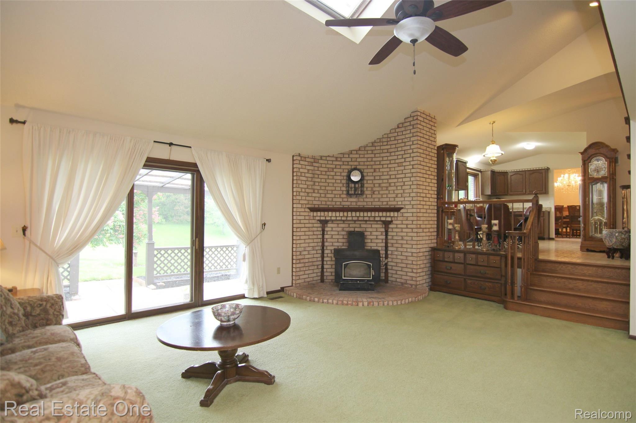 925 East Buno Road Milford, MI 48381 - Photo 19 of 31 jBeagan Ct Great Room 2.jpg
