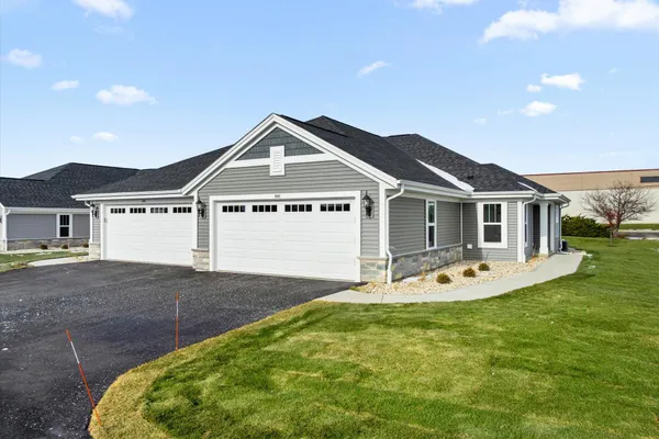 $394,900 | 500 Hunter Oaks Boulevard, Unit 1002, Watertown, WI 53094