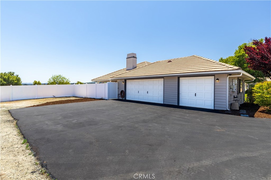 1275 Shane Lane Templeton, CA 93465 - Photo 62 of 70 a view of a garage