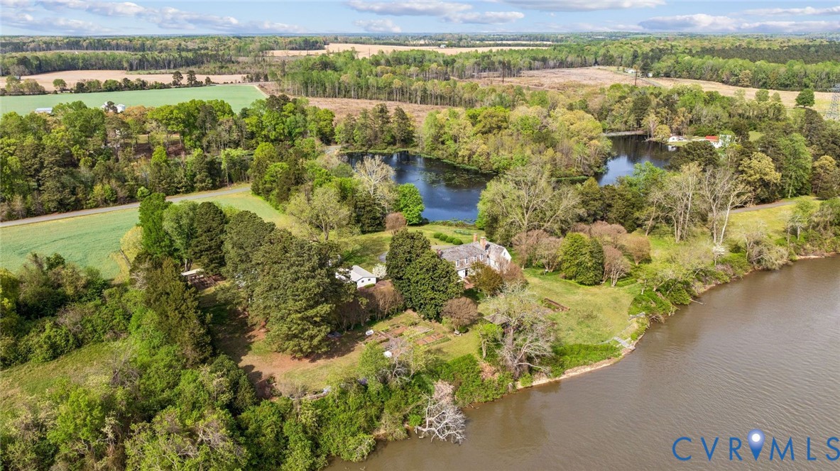 Ariel view of Windsor Shades. 1450+/- feet of wate