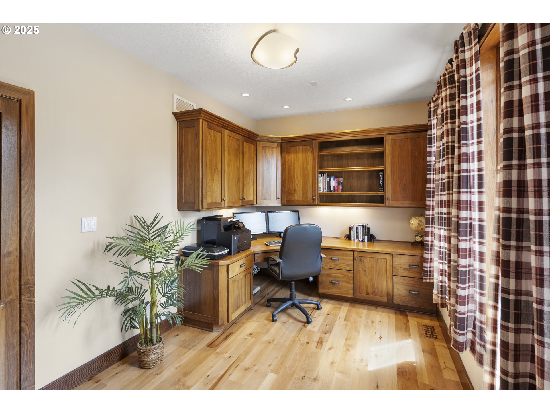 21250 Southwest Jaquith Road Newberg, OR 97132 - Photo 17 of 48 a workspace with furniture and window