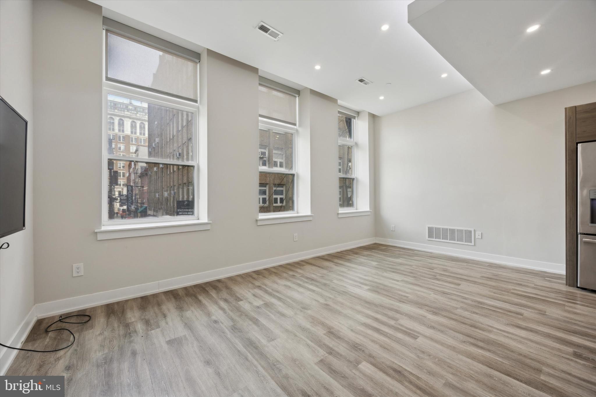 802 Sansom Street, Unit 403 Philadelphia, PA 19107 - Photo 4 of 15