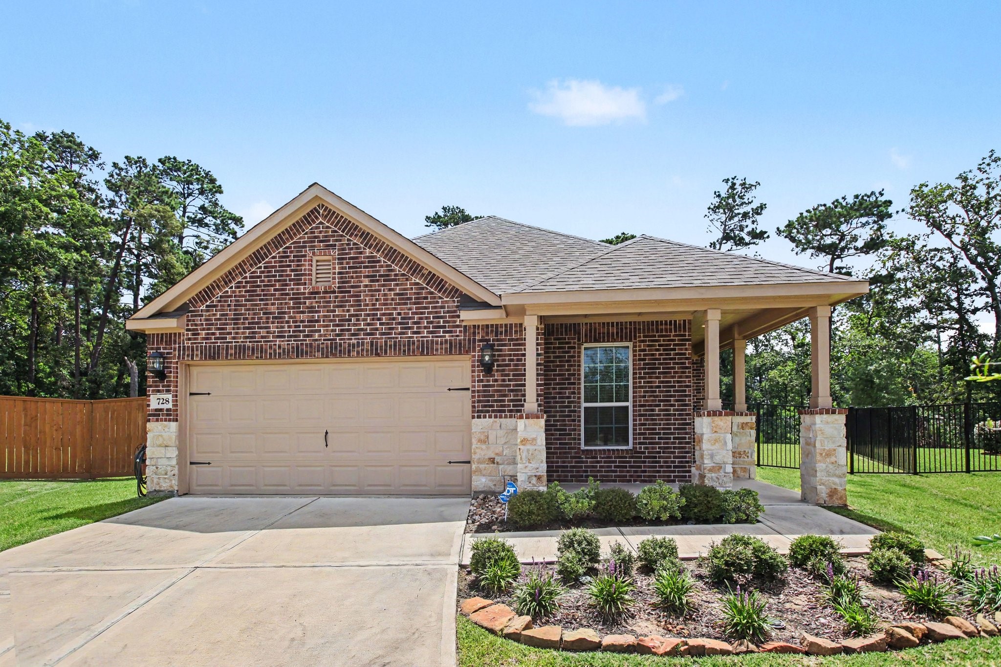 728 Fallen Hemlock Court Conroe, TX 77304 - Photo 2 of 29