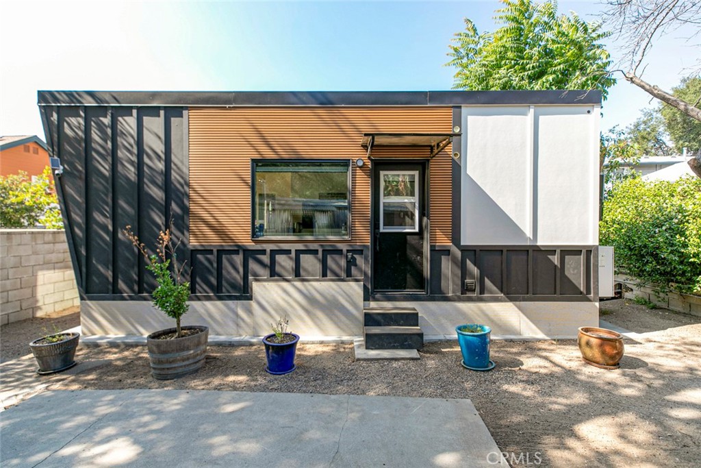 7553 McGroarty Street Tujunga, CA 91042 - Photo 20 of 38 a view of swimming pool with an outdoor seating space