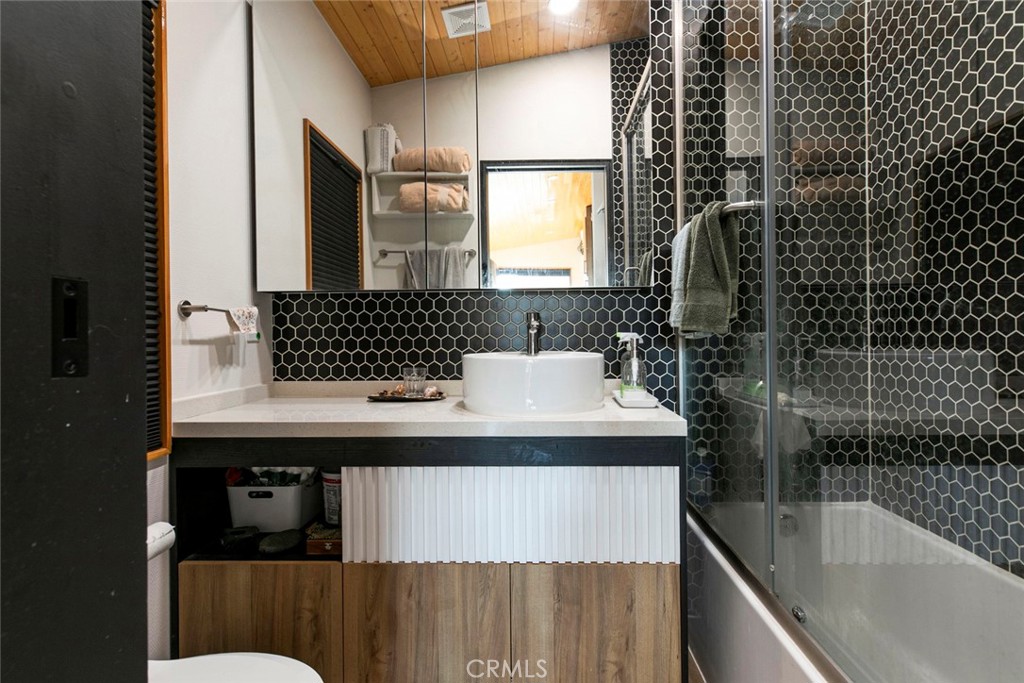 7553 McGroarty Street Tujunga, CA 91042 - Photo 26 of 38 a bathroom with a sink and a bathtub