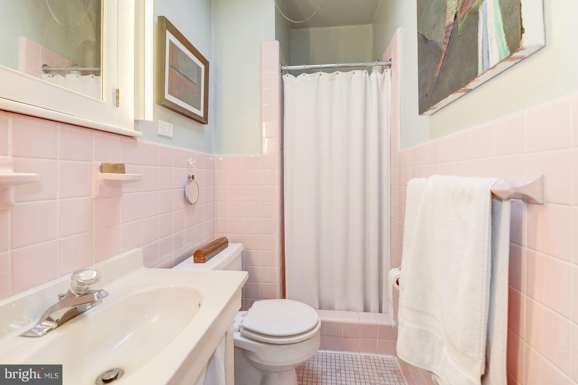 2010 Klingle Road Northwest Washington, DC 20010 - Photo 19 of 30 Bath (Master)