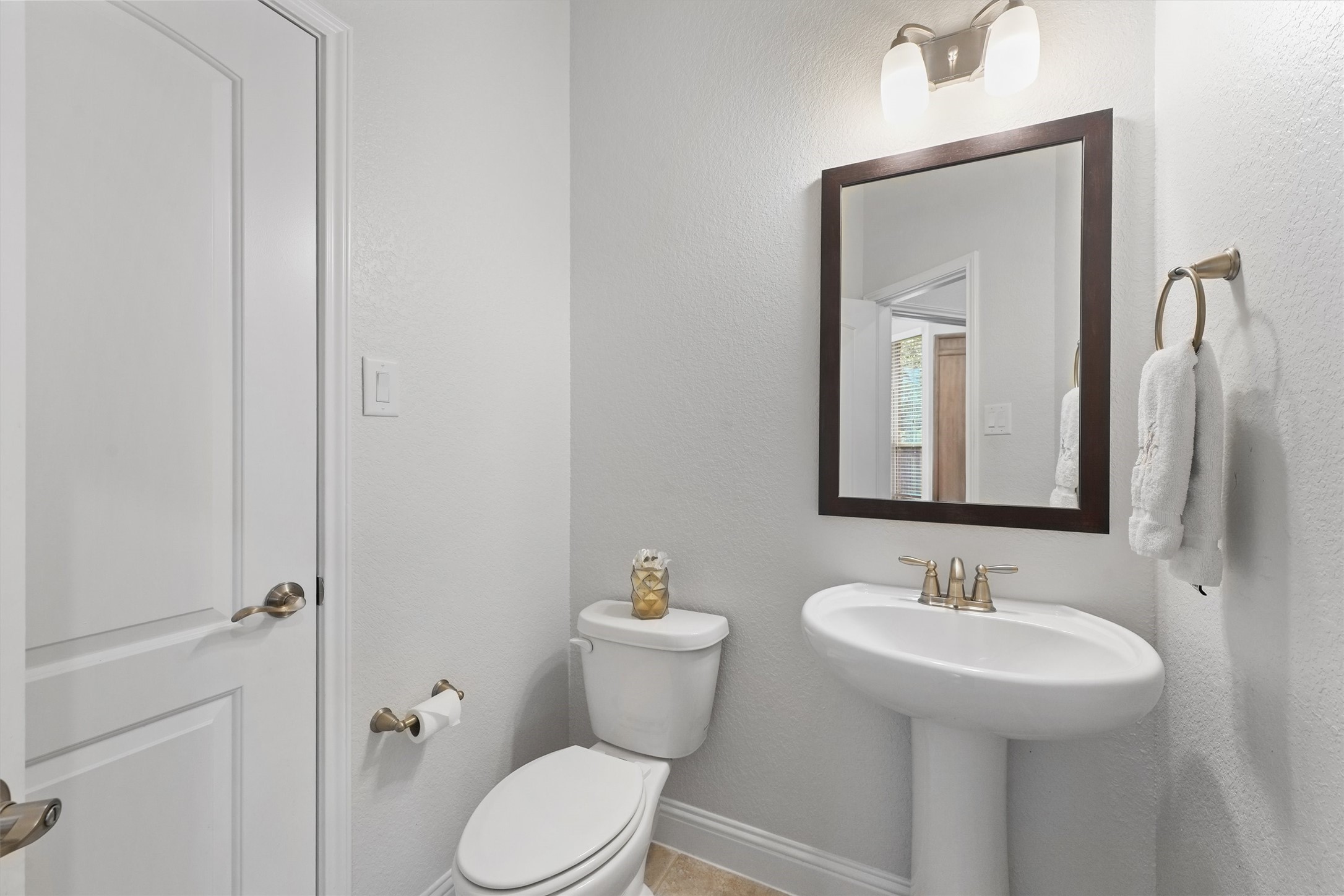 6 Inland Prairie Drive Tomball, TX 77375 - Photo 16 of 33 Half-bathroom (down)