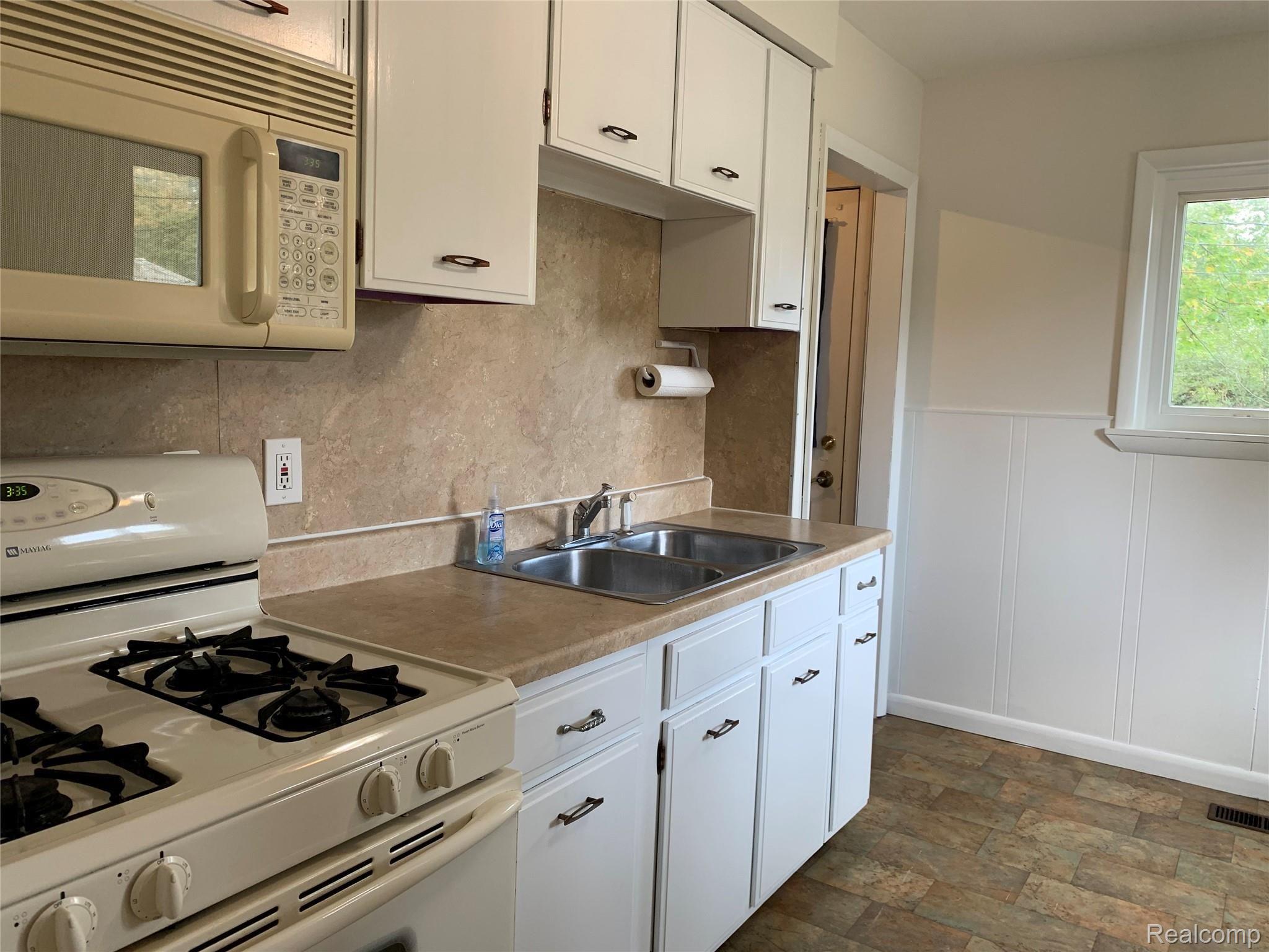 1365 Rambling Road Ypsilanti, MI 48198 - Photo 8 of 23 1365 Rambling- Kitchen 2.jpg