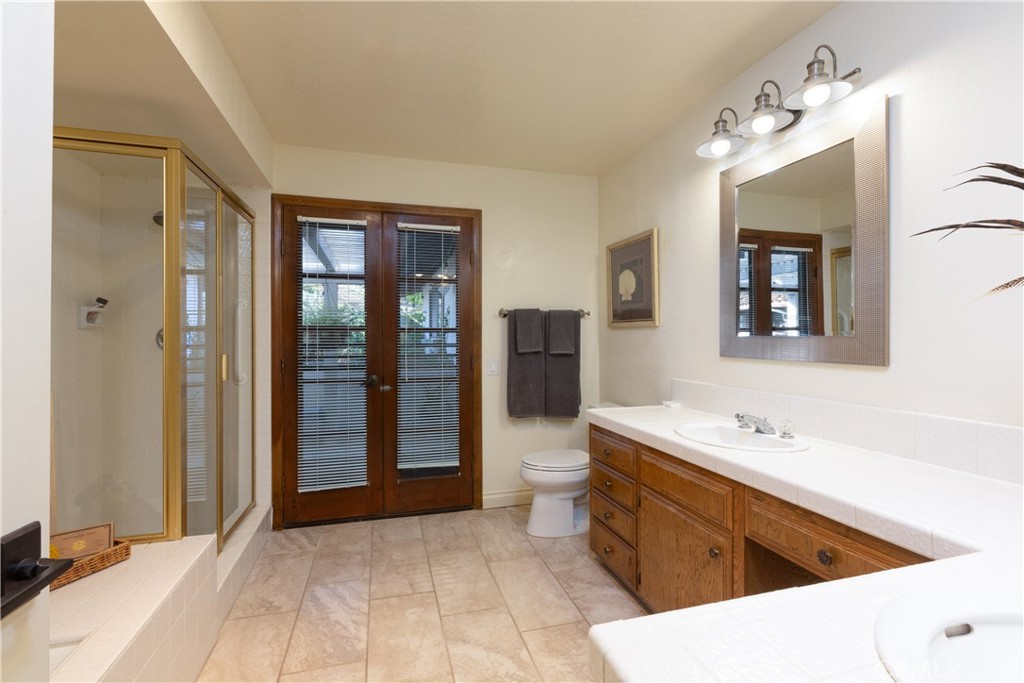 2509 Valerie Drive Fallbrook, CA 92028 - Photo 41 of 70 a spacious bathroom with a tub sink and mirror