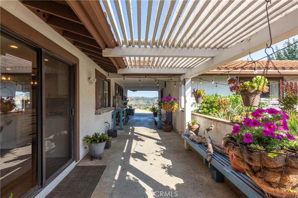 2509 Valerie Drive Fallbrook, CA 92028 - Photo 46 of 70 courtyard and breezeway