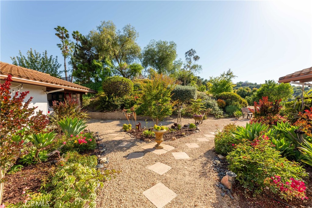 2509 Valerie Drive Fallbrook, CA 92028 - Photo 64 of 70 Courtyard