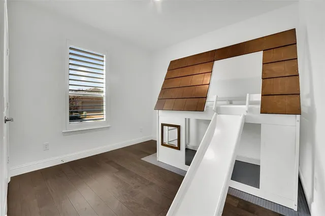 a view of entryway and kitchen