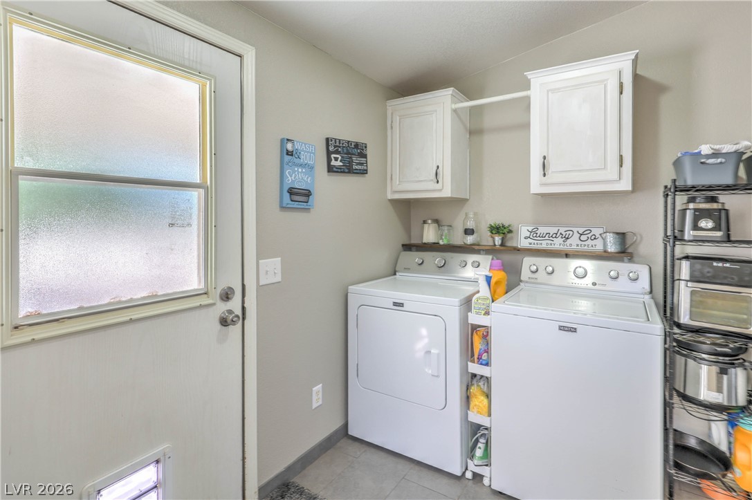 348 Tres Palomas Street Overton, NV 89040 - Photo 28 of 41 Functional laundry room equipped with contemporary appliances for everyday convenience.