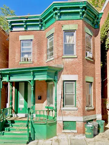 a view of a house with a small yard and plants