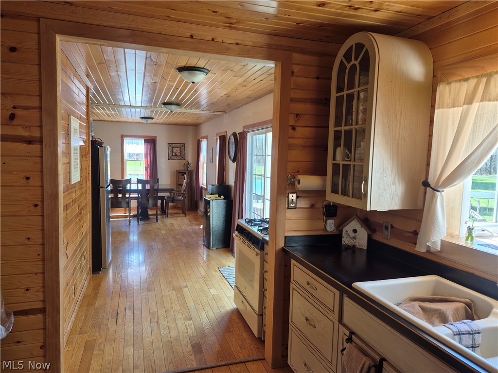 357 State Road Northwest Warren, OH 44483 - Photo 4 of 27