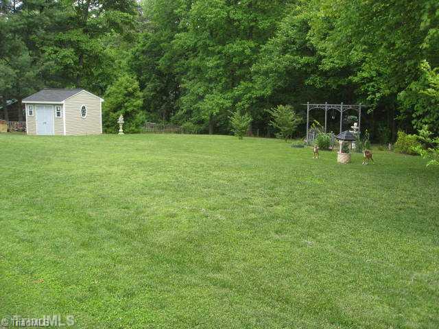 3500 Edgefield Road Greensboro, NC 27409 - Photo 16 of 16 Yard/Garden.