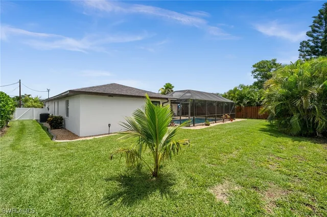 a view of a house with a yard