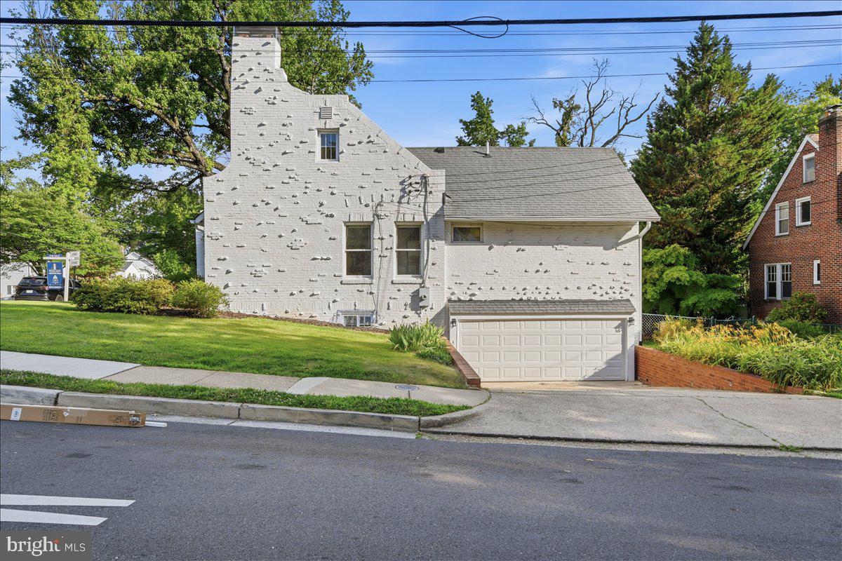 2800 South Arlington Ridge Road Arlington, VA 22206 - Photo 50 of 54 front view of house with a yard