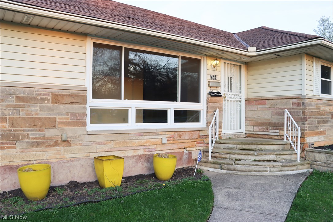 523 Harris Road Cleveland, OH 44143 - Photo 2 of 21