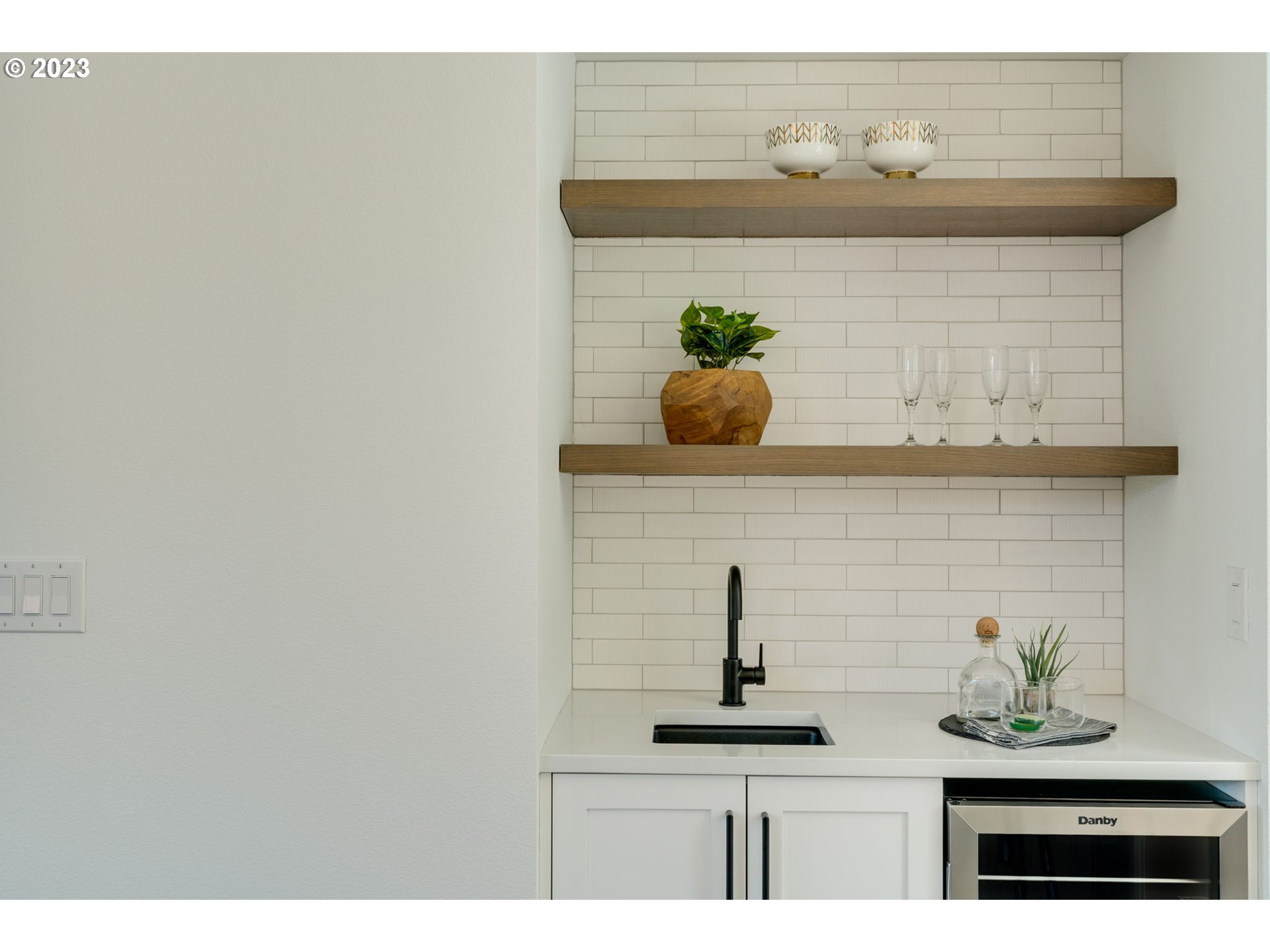 108 Northeast Bridgeton Road Portland, OR 97211 - Photo 16 of 47 Wet Bar