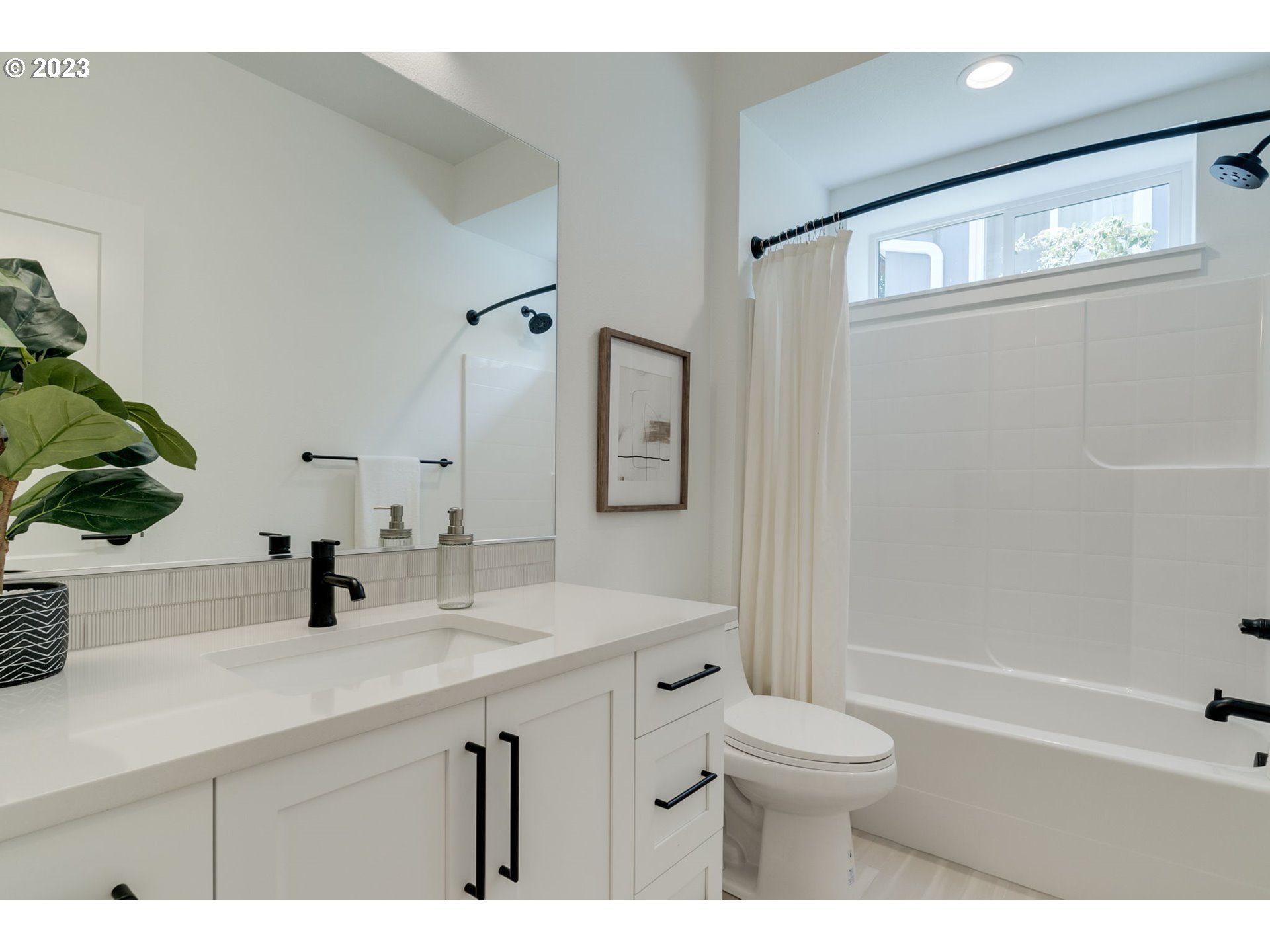 108 Northeast Bridgeton Road Portland, OR 97211 - Photo 21 of 47 Bathroom