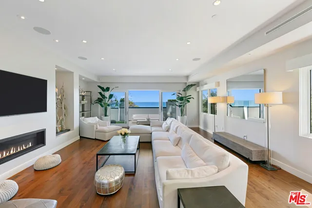 $4,000,000 | 22065 Pacific Coast Highway, Unit 1, Malibu, CA 90265