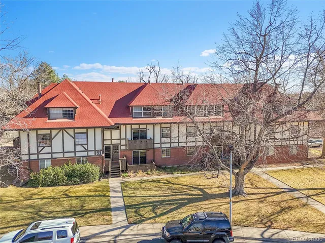 a view of residential houses with yard and swimming pool