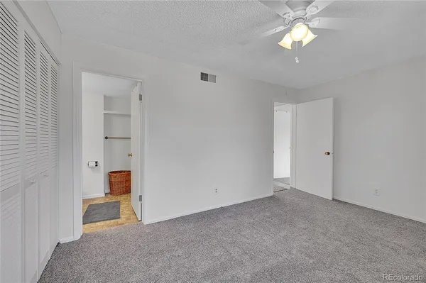 a view of empty room with a ceiling fan