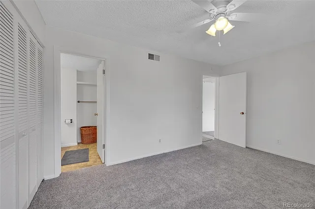 a view of empty room with a ceiling fan