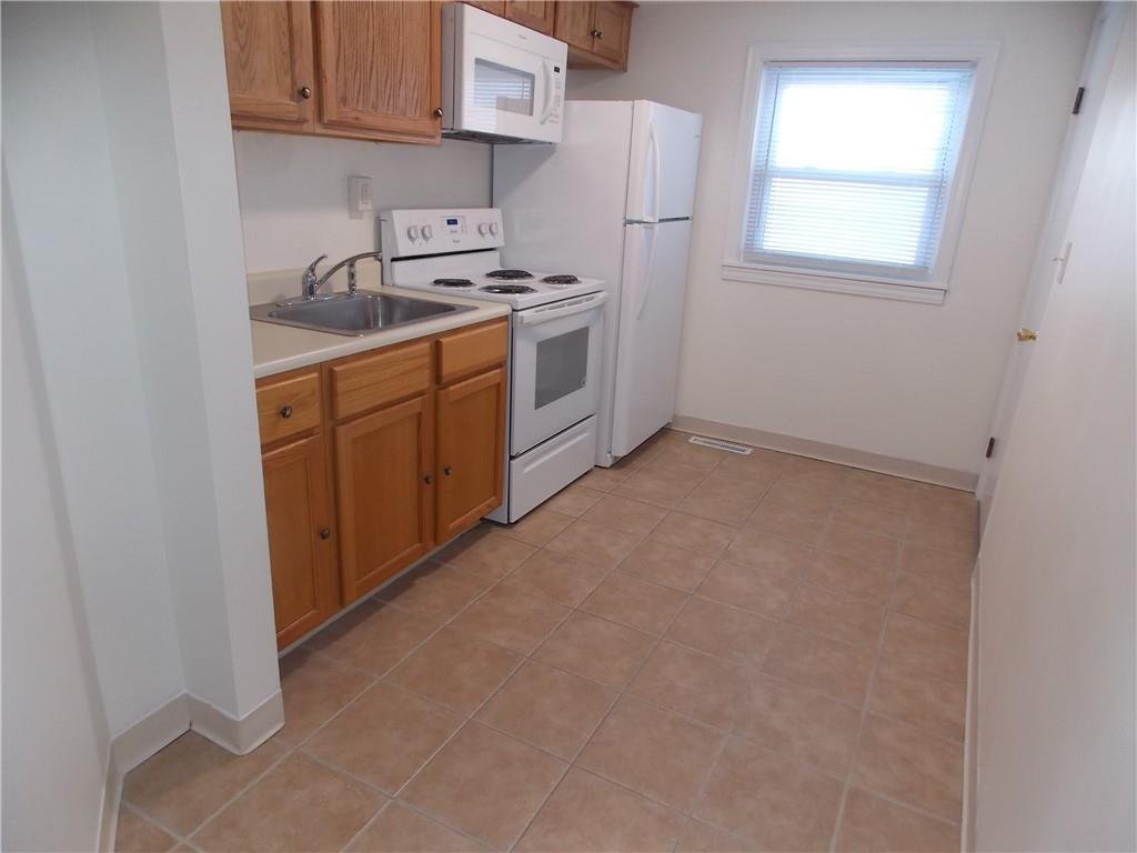 110 Saltarka Road, Unit 3 Zelienople, PA 16063 - Photo 3 of 8 Equipped kitchen