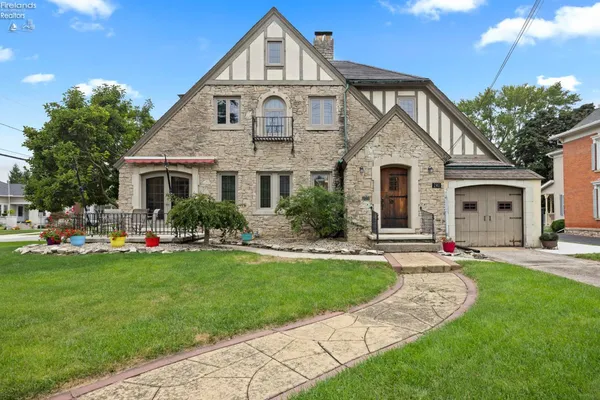 $284,000 | 240 East Water Street, Oak Harbor, OH 43449