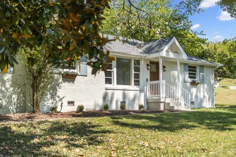 a view of house with a big yard