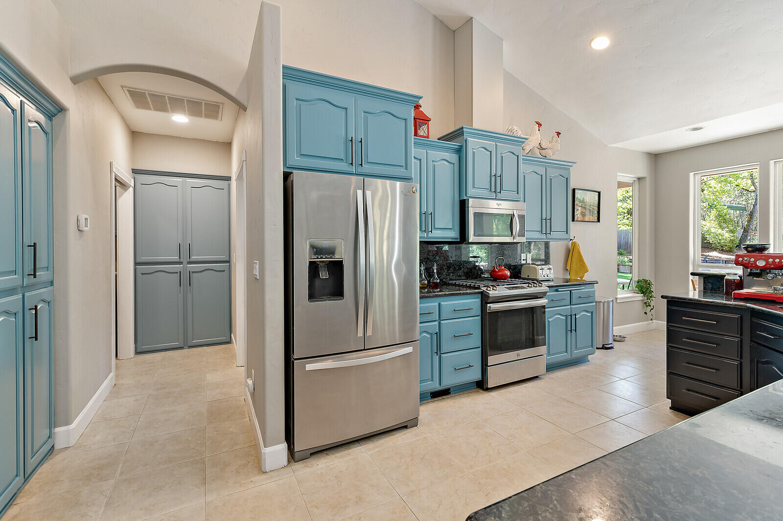 315 Summit Loop Grants Pass, OR 97527 - Photo 10 of 48 Refridgerator included!