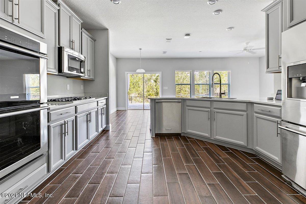 152 Clifton Bay Loop St. Johns, FL 32259 - Photo 7 of 33 07-Kitchen