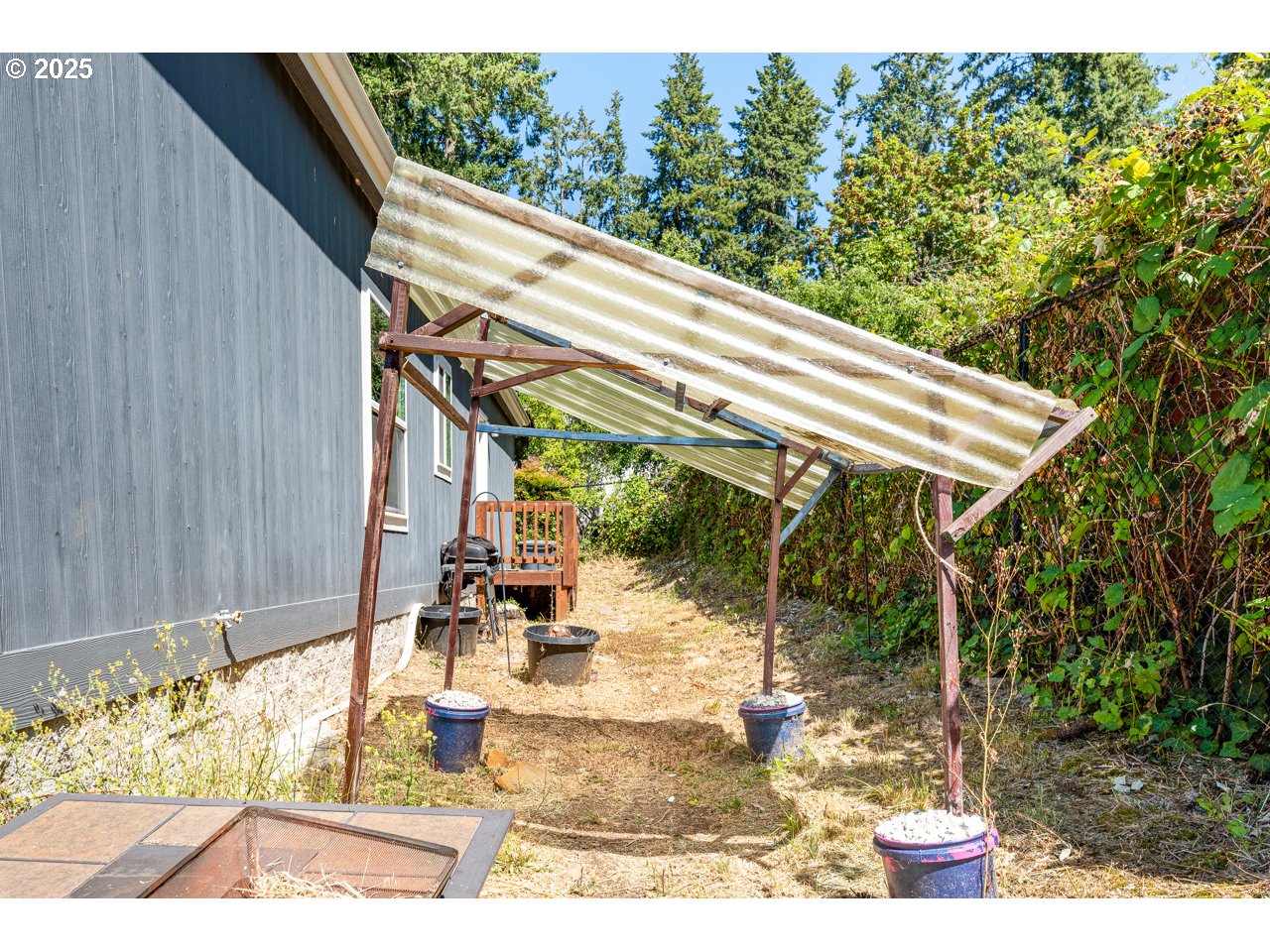 466 South 71st Street Springfield, OR 97478 - Photo 28 of 33 a view of a patio with table and chairs with wooden floor and fence