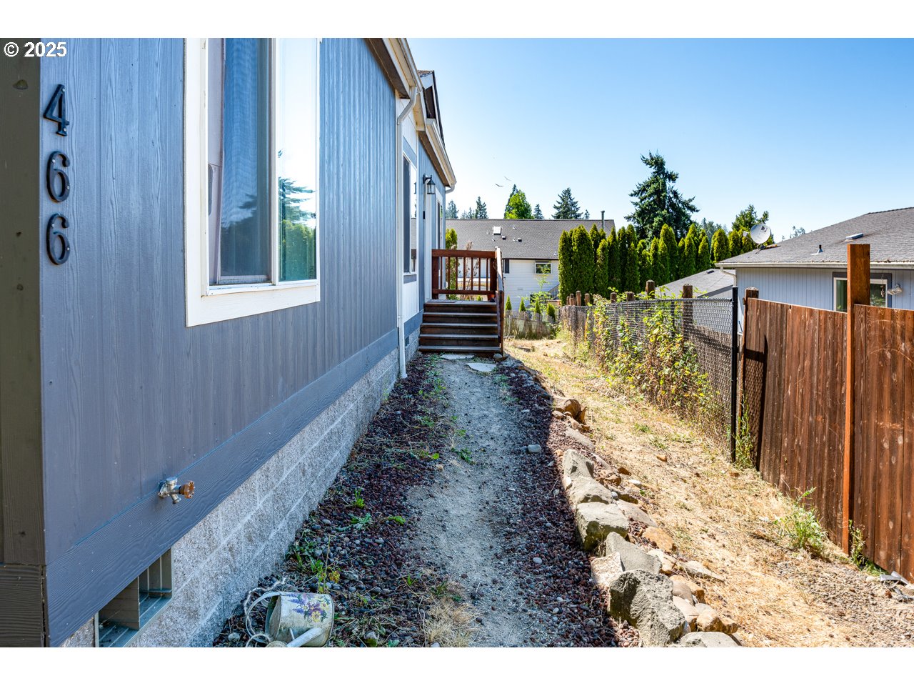 466 South 71st Street Springfield, OR 97478 - Photo 31 of 33 a view of a backyard with pathway