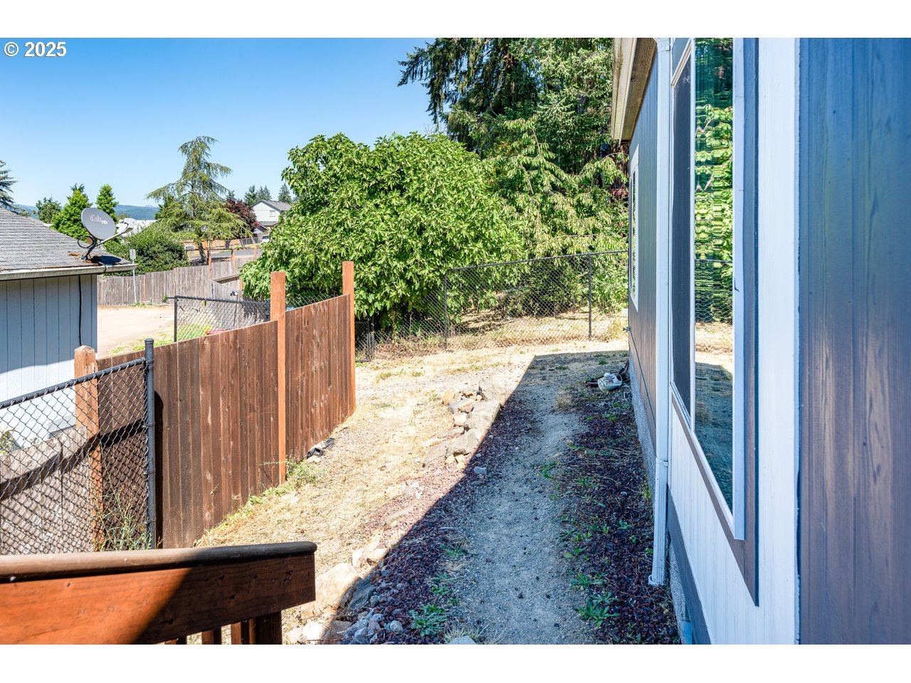 466 South 71st Street Springfield, OR 97478 - Photo 32 of 33 a view of a pathway with a backyard
