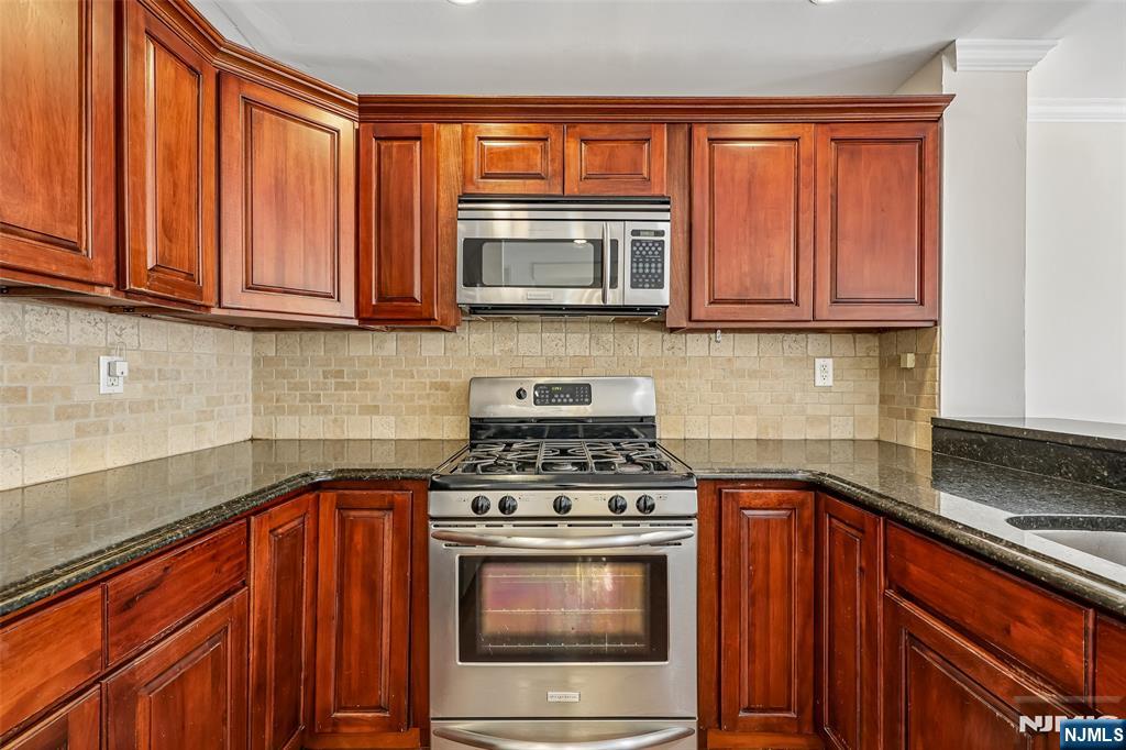 302 Chase Court, Unit 302 Edgewater, NJ 07020 - Photo 8 of 46