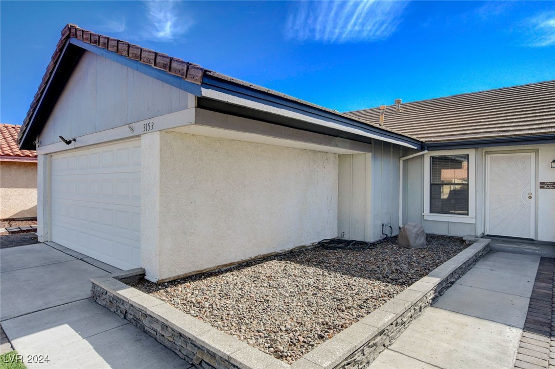 3153 Viewcrest Avenue Henderson, NV 89014 - Photo 4 of 49 Walkway to the front door.