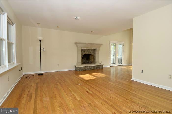 26601 Clarksburg Road Damascus, MD 20872 - Photo 18 of 30 Living Room