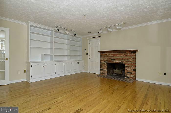 26601 Clarksburg Road Damascus, MD 20872 - Photo 4 of 30 Family Room