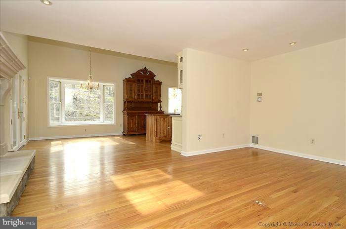 26601 Clarksburg Road Damascus, MD 20872 - Photo 7 of 30 Living Room